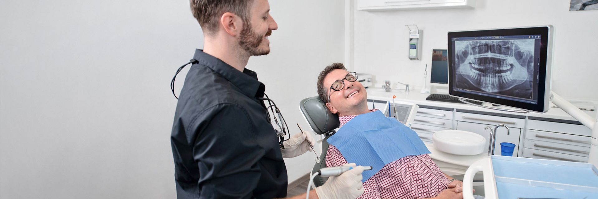 Gründliche Beratung Zahnarztpraxis Dr. Waas München